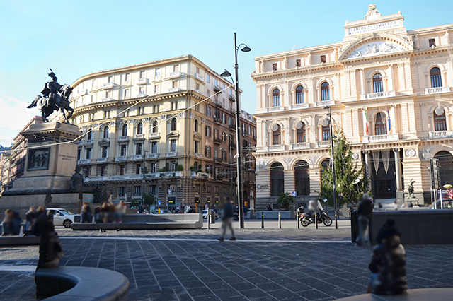 Piazza Bovio e Palazzo della Borsa