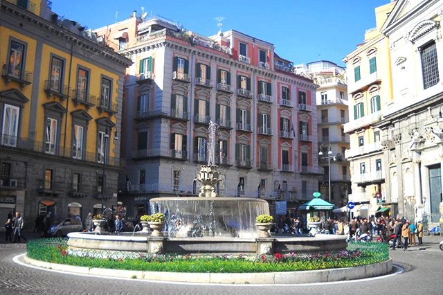 Piazza Trieste e Trento (Fontana del Carciofo)